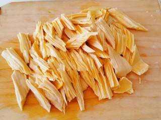 11、黄瓜拌腐竹,捞出切段。