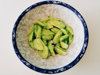 9、黄瓜拌腐竹,切块放入大碗里。