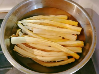 10、黄瓜拌腐竹,腐竹用清水泡发，放入开水中汆烫