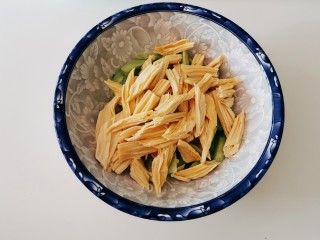 12、黄瓜拌腐竹,腐竹放入大碗里。