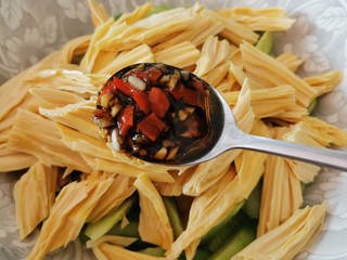 13、黄瓜拌腐竹,倒入调好的料汁。
