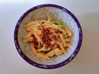14、黄瓜拌腐竹,拌匀即可