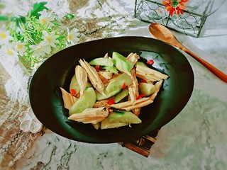 15、黄瓜拌腐竹,装盘食用。