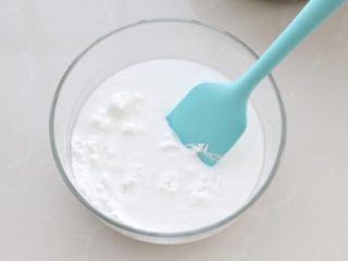 1、绿豆凉粉,将绿豆淀粉放入大碗中,加入200克清水。一般绿豆淀粉和清水的比例为1:5.5或6,这样做出的凉粉口感爽滑柔韧度也高,不容易碎掉。