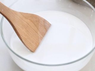 2、绿豆凉粉,用勺子将绿豆淀粉和清水搅拌均匀,这个步骤是将绿豆淀粉稀释开,一会下锅时就不会成坨了。