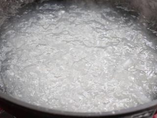 4、绿豆凉粉,搅拌均匀后改小火煮三到五分钟,期间也要经常搅拌,防止受热不均。