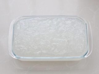 5、绿豆凉粉,提前准备一个方形容器,没有也可以用大碗。将煮好的淀粉倒入容器中,晾至不烫手后放进冰箱冷藏两个小时以上,如果是冬季气温较低时也可以常温放置定型。