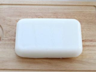 6、绿豆凉粉,将凝固好的凉粉取出,倒扣在案板上,可以切成条状或块状,宽度和厚度也是您随意!