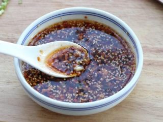 8、绿豆凉粉,再调入生抽、陈醋、芝麻油、盐和鸡精,搅拌均匀即成调味汁。