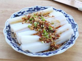 9、绿豆凉粉,将切好的凉粉码放在盘中,淋入适量的调味汁,食用前拌匀即可。