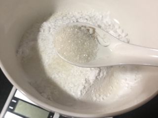 4、紫薯甜饼,称好的面粉加入一勺白糖