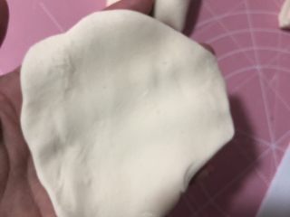 14、紫薯甜饼,用擀面杖擀成薄片