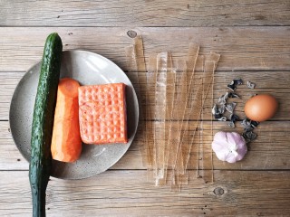 1、五彩拉皮,准备食材。