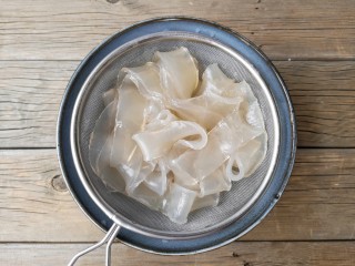 6、五彩拉皮,泡好的拉皮沥水捞出备用。