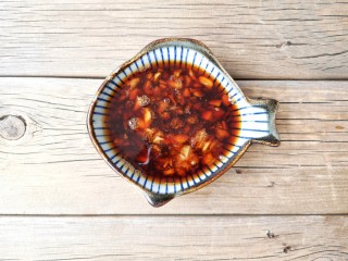 8、五彩拉皮,用味极鲜酱油,蚝油,香醋,盐,鸡精,白糖,香油和蒜泥调一个料汁,自己尝一下咸淡,没有具体用量,适合自己口味就好。