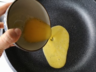 11、五彩拉皮,烧热后倒入蛋液。