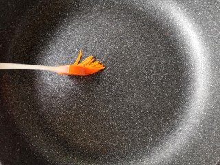 10、五彩拉皮,平底锅中刷一层薄油。