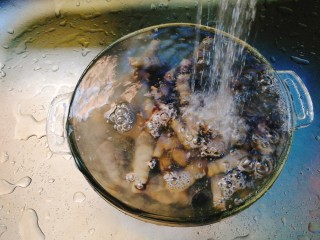 3、清明的应景佐酒小菜--香辣钉螺,冲洗干净