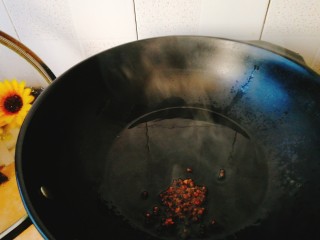 7、清明的应景佐酒小菜--香辣钉螺,爆香花椒后取出