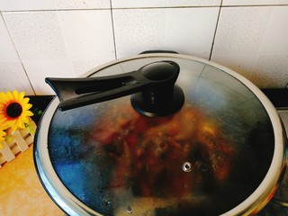 17、清明的应景佐酒小菜--香辣钉螺,盖上盖子，煮10左右