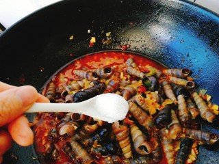 19、清明的应景佐酒小菜--香辣钉螺,加入味精，关火，在原汤中泡至1小时即可。