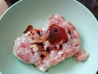 2、金福袋,肉末中加入盐、蚝油、生抽