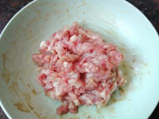 3、金福袋,搅拌均匀，腌10分钟