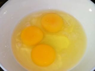 7、金福袋,鸡蛋磕入大碗中