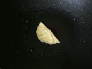 12、金福袋,底部定型后，把鸡蛋皮对折