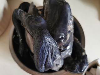 1、椰子炖鸡汤,劏净的新鲜乌鸡（竹丝鸡）一只，去内脏、肥脂及尾部，怕肥腻可整鸡去皮，斩件；起油锅，爆香姜片，下鸡块爆片刻，取出放炖盅里。