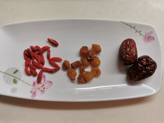 2、椰子炖鸡汤,桂圆肉、杞子、红枣，洗干净备用。