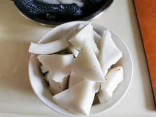 3、椰子炖鸡汤,椰子锯开，取汁作汤水，椰肉块块。（自己搞麻烦，市场上有专门卖椰子的，会处理好）。