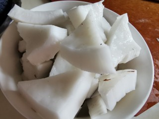 4、椰子炖鸡汤,白白的椰肉，切小小块。