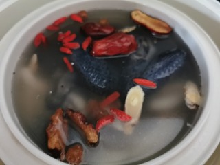 5、椰子炖鸡汤,全部食材放炖盅里，加少量纯净水，加盖隔水慢炖2-3小时。