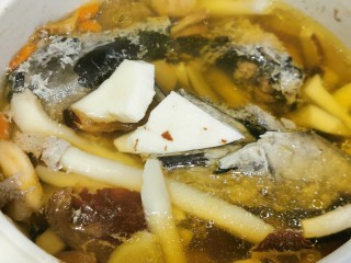 6、椰子炖鸡汤,炖好加盐调味。