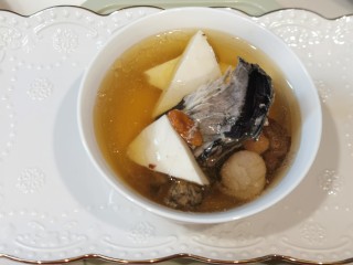 7、椰子炖鸡汤,汤水香浓甘甜！