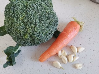 2、蒜蓉西兰花,准备食材备用