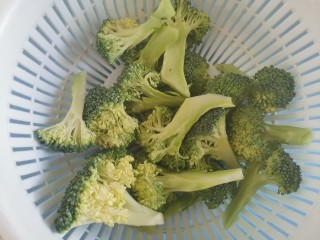 3、蒜蓉西兰花,西兰花切成小朵