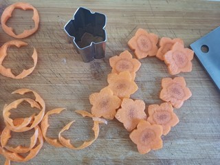 4、蒜蓉西兰花,胡萝卜切片，用模具压成小花