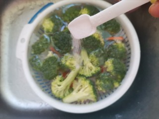 5、蒜蓉西兰花,把西兰花和胡萝卜洗干净在盐水中浸泡10分钟，去除农药残留