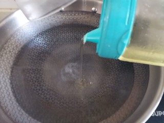 6、蒜蓉西兰花,起锅烧水，加入适量的盐和油