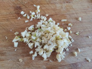 8、蒜蓉西兰花,大蒜切成末