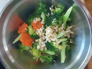 9、蒜蓉西兰花,加入西兰花中