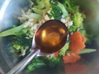 11、蒜蓉西兰花,加入一勺香油