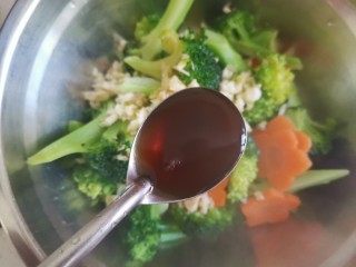 10、蒜蓉西兰花,开始调味，加入一勺醋