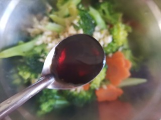 12、蒜蓉西兰花,加入一勺生抽