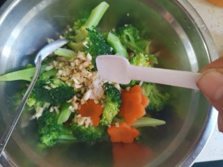 13、蒜蓉西兰花,加入适量的盐