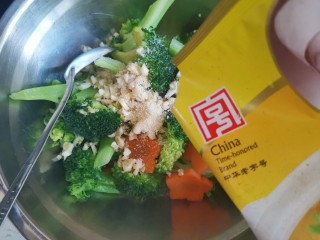 14、蒜蓉西兰花,加入适量的鸡精，搅拌均匀即可