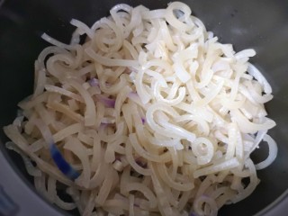 4、自制猪皮冻,放入砂锅里。 