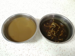 8、自制猪皮冻,用豆浆机打好的汤倒入一个盆里，剩下的汤倒入另外一个盆里，这样就可以做出两份不一样的猪皮冻。 
